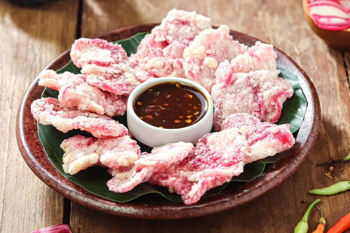 camilan pedas untuk jualan, ide usaha snack pedas, resep camilan kering awet, keripik pedas renyah, 10 Camilan Pedas untuk Jualan, Renyah Tahan Berminggu-minggu, 1. Kerupuk Seblak Kering, 2. Makaroni Goreng Pedas, 3. Keripik Tahu Bulat Pedas, 4. Keripik Singkong Balado, 5. Keripik Kaca Pedas, 6. Keripik Usus Ayam Pedas, 7. Keripik Pangsit Bawang Pedas, 8. Kerupuk Kulit Sapi (Rambak), 9. Basreng Mi Instan, 10. Basreng Ikan Pedas (Bakso Goreng)