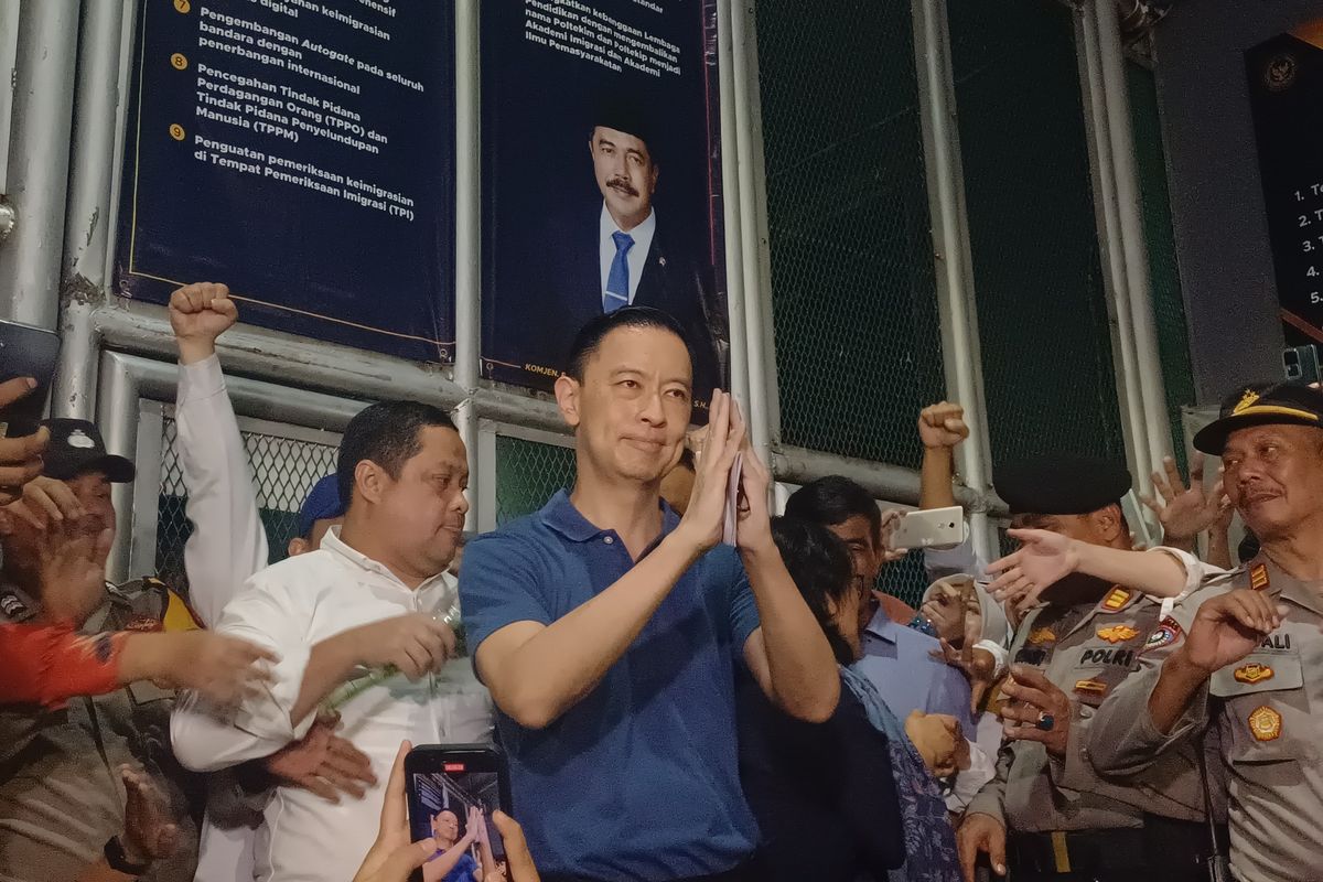 Tom Lembong, Presiden Prabowo, kasus tom lembong, tom lembong bebas, abolisi tom lembong, Bebas Usai 9 Bulan Dipenjara, Tom Lembong: Saya Masih Sangat Mencintai Republik Ini, Momen Haru di Tengah Sorot Kamera, Komitmen untuk Perbaikan Hukum, Cinta yang Tak Pernah Pudar pada Tanah Air, Pulang dengan Harapan Baru