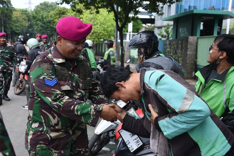 brimob, brimob lindas ojol, brimob lindas ojek online, ojol terlindas rantis brimob, ojol terlindas brimob, demo 29 agustus 2025, Brimob Minta Maaf di Depan Massa Ojol, Sebut Insiden Affan Terlindas Rantis Tak Disengaja