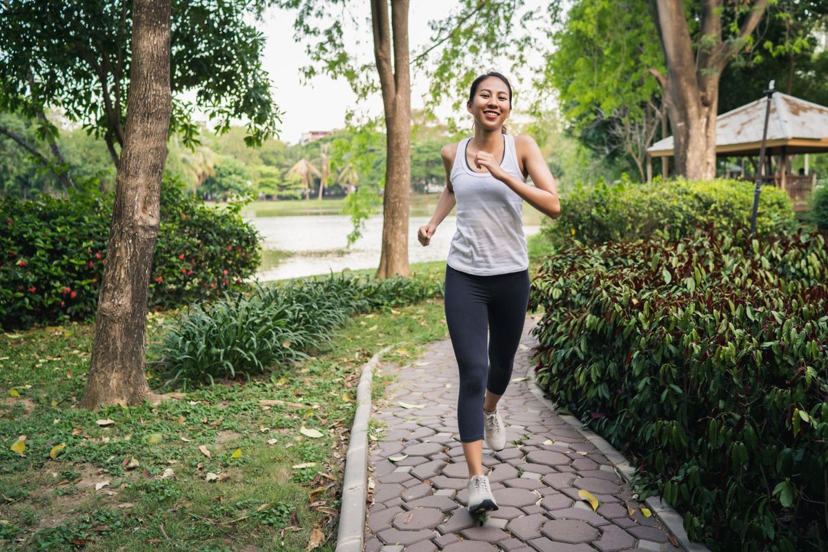 jalan kaki, jalan kaki 30 menit, tips jalan kaki, japanese walking adalah, jalan kaki ala Jepang, japanese walking, tren japanese walking, tips japanese walking untuk pemula, tips japanese walking, japanese walking cara, 6 Tips Japanese Walking untuk Pemula, Jalan Kaki Jadi Lebih Seru, 1. Mulai secara bertahap, 2. Ingin ukur intensitas? Coba bicara, 3. Perhatikan postur tubuh, 4. Atur waktu dengan cara menyenangkan, 5. Pakai alat bantu dan variasikan gerakan, 6. Konsisten lakukan Japanese walking