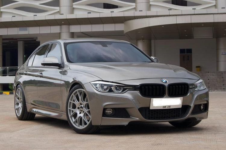BMW 320i F30, Mobil Matik, Hemat BBM, SIM Indonesia, UU LLAJ, Kaca Mobil Berembun Saat Hujan, Pemilik BMW 320i F30, SIM Indonesia di Luar Negeri