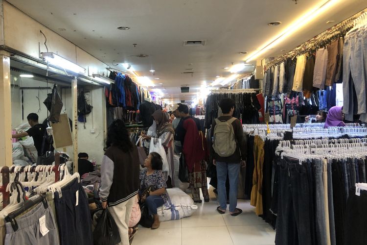 Pasar Senen, Nikita Willy, belanja thrifting, tips thrift murah, Nikita Willy Thrift di Pasar Senen, Ini 6 Tips Belanja di Sana, 1. Tentukan Tujuan Belanja, 2. Datang Pagi di Hari Kerja, 3. Bawa Tas Simpel dan Aman, 4. Siapkan Uang Tunai Pecahan Kecil, 5. Bawa Tas Belanja Sendiri, 6. Pakai Baju Nyaman dan Ringan