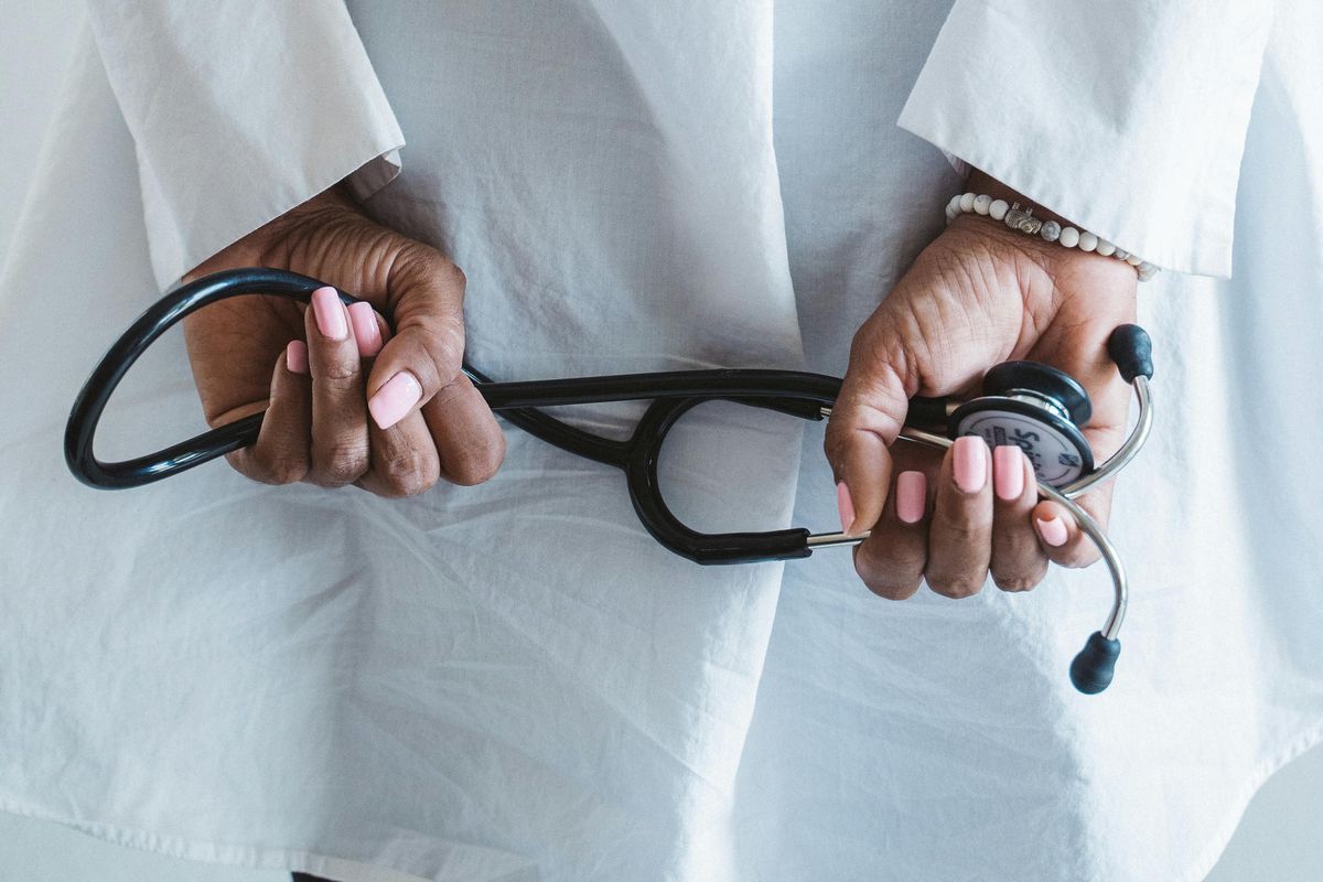 Sumatera Selatan, dokter dipaksa buka masker, dokter dimaki, dokter RSUD Sekayu, Duduk Perkara Kasus Keluarga Pasien Maki dan Paksa Dokter RSUD Sekayu Lepas Masker, Kronologi Kejadian di Ruang VIP, Respon RSUD dan Dinkes Sumsel, Langkah Hukum dari Dokter Syahpri, Mediasi Tidak Menghentikan Proses Hukum