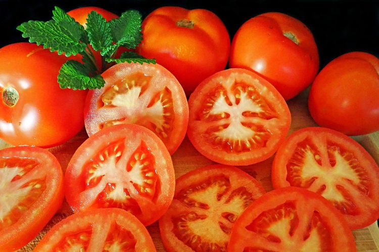 menyimpan makanan, cara menyimpan makanan, 6 Makanan yang Sebaiknya Tidak Disimpan di Atas Meja Dapur, 1. Telur, 2. Kentang, 3. Bawang bombai, 4. Timun, 5. Buah matang, 6. Buah dan sayur yang sudah dipotong