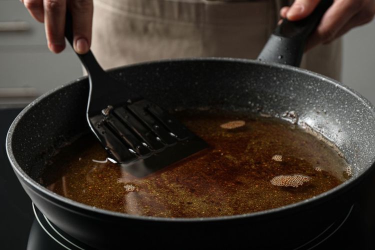 Minyak goreng bekas, cara cek minyak goreng, ciri minyak goreng rusak, minyak goreng layak konsumsi, Waspada! Ini 4 Tanda Minyak Goreng Sudah Tak Layak Konsumsi, Aroma Minyak Mulai Aneh dan Tidak Sedap, Warna Minyak Terlihat Keruh dan Kotor, Uji Campuran dengan Mentega, Ukur Kadar TPC jika Memungkinkan