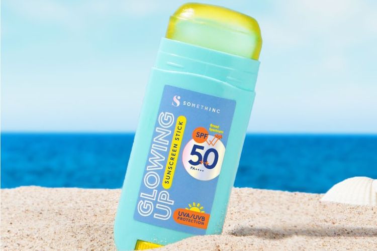 sunscreen untuk kulit berminyak, sunscreen untuk perjalanan jauh, rekomendasi sunscreen terbaik, sunscreen untuk udara panas, sunscreen praktis, sunscreen stik, 5 Rekomendasi Sunscreen untuk Perjalanan Jauh agar Mudik Terlindungi, 1. Emina sun battle spf 50 PA++++ barrier hydraburst sunscreen , 2. Npure cica beat the sun sunscreen spray, 3. Azarine tone up mineral sunscreen serum, 4. Wardah UV shield light matte sun stick spf 50 PA++++, 5. Somethinc holyshield glow sunscreen stick spf 50++ PA++++