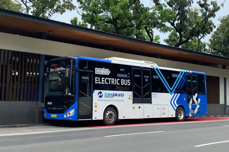 bus Transjakarta, tarif bus, Kenaikan Tarif Bus Tranjakarta Masih Ditunda Tahun Ini