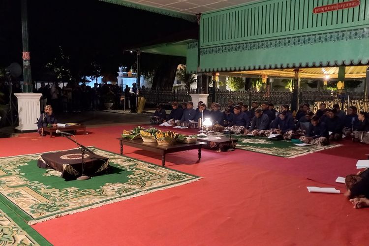 Yogyakarta, malam 1 Suro, Mubeng Beteng, Keraton Yogyakarta, yogyakarta, mubeng beteng, keraton yogyakarta, malam 1 suro, Mengapa Warga Jogja Jalan Kaki Keliling Keraton Saat Malam 1 Suro?