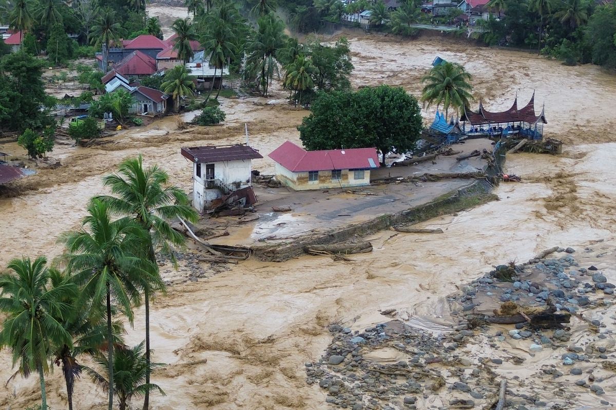 banjir aceh, banjir hari ini, Banjir Tapanuli, Banjir Sumatera Utara, banjir sumatera, banjir kota padang, banjir sumatera barat, korban banjir sumatera, Update Banjir Sumatera: 174 Orang Meninggal, Ribuan Mengungsi, Akses Terputus, Sumatera Utara: 116 meninggal, akses terputus di sejumlah titik, Gangguan akses transportasi akibat banjir, Kerusakan jaringan telekomunikasi, Aceh: 35 Meninggal, 4.846 KK Mengungsi, Sumatera Barat: 23 meninggal, akses Bukittinggi–Padang putus, Operasi modifikasi cuaca dijalankan serentak