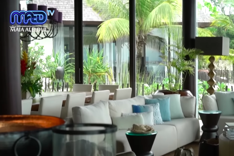 Irwan Mussry, Maia Estianty, vila Irwan Mussry di Bali, fasilitas vila Irwan Mussry, vila mewah Irwan Mussry, 6 Fasilitas di Vila Mewah Irwan Mussry, Ada Jacuzzi hingga Tempat Gym, Kamar tidur dengan pemandangan laut, Ruang makan nuansa kayu yang simpel, Main living room dengan dinding kaca, Balkon, tempat berkumpul dan menikmati sunset, Tempat gym, Kolam renang dan jacuzzi
