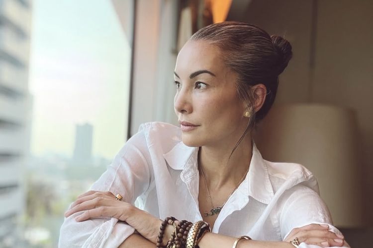 Rambut beruban, Nadya Hutagalung, rambut beruban, merawat rambut beruban, Cara merawat rambut beruban, uban, Nadya Hutagalung uban, rambut uban, cara merawat rambut beruban, cara merawat rambut yang beruban, Seperti Nadya Hutagalung, Ini 4 Tips Merawat Rambut Beruban agar Sehat, 1. Pilih sampo non-sulfat, 2. Tambahkan silver shampoo, 3. Gunakan produk yang melembabkan rambut, 4. Batasi penggunaan alat styling