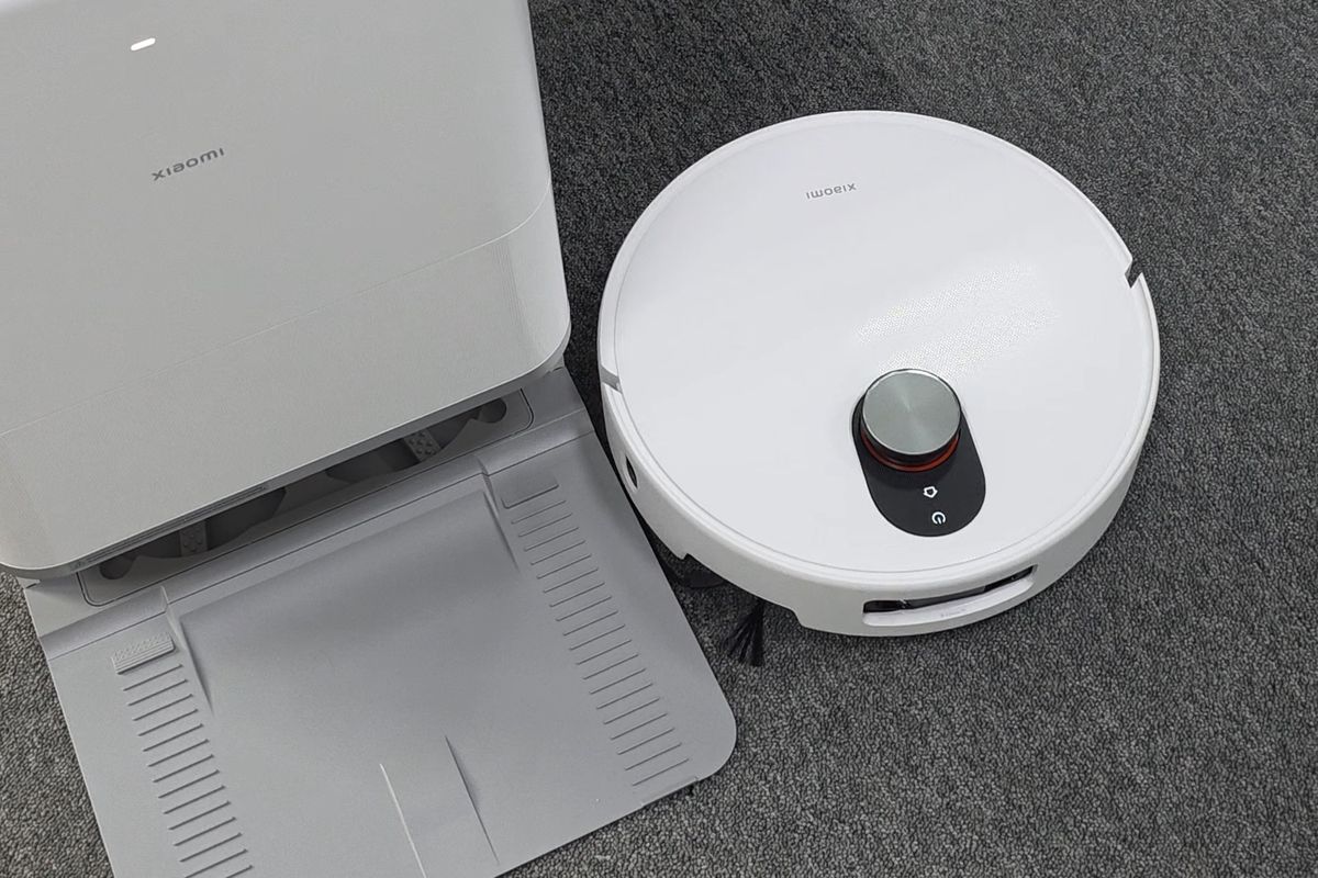 Xiaomi, Robot Vacuum, Modena, Dyson, 5 Robot Vacuum yang Bisa, 1. Xiaomi Robot Vacuum H50 series - Rp 5 juta, 2. Modena RV 3452 ITWA - Rp 2,7 juta, 3. Dyson Spot+Scrub AI - Rp 18,8 juta, 4. Dreame F20 - Rp 3,7 juta, 5. DJI Romo - Rp 14,8 juta