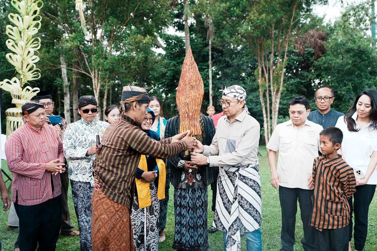 Ritual Ageng Boyongan Mbah Bhelet, Harmoni Adat, Spiritualitas, dan Pelestarian Borobudur, Mbah Bhelet: Arca yang tak selesai, warisan tak ternilai, Prosesi adat: Peran masyarakat dalam mengiringi boyongan, Sinergi pemerintah dan budayawan dalam penempatan arca, Jelang Waisak 2026: Penataan ditarget selesai