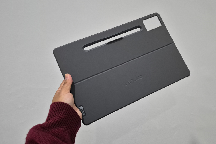 Moto Pad 60 Pro, Motorola, Menjajal Keyboard Pack Moto Pad 60 Pro: Bikin Tablet Serasa Laptop, Desain dan build quality, Tombol keyboard empuk, touchpad responsif, Fleksibel dan mudah dipasang, Makin produktif, tapi perangkat tambah berat