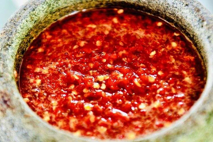 cabai, sambal, tips, awet, Tips Membuat Sambal Awet 3 Bulan, Cara Hemat Stok Menjelang Puasa, 1. Pastikan alat dan bahan bersih, 2. Masak bahan sebelum dihaluskan, 3. tumis sampai mengeluarkan minyak, 4. Pastikan sambal benar-benar natang, 5. Dinginkan di wadah terpisah, 6. Gunakan wadah steril dan sendok bersih, 7. Simpan di dalam kulkas atau freezer