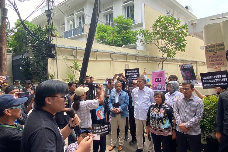 Munir, BEM UI, demo hari ini, demo di jakarta, demo jakarta, Tuntutan 17 8, demo 9 september, 3 Lokasi Demo 9 September 2025 di Jakarta, BEM UI hingga Aliansi Papua Turun ke Jalan, Demo BEM UI di Depan Gedung DPR Senayan, Demo Aliansi Rakyat Papua di Gambir, Aksi Peringatan 21 Tahun Kasus Munir di Komnas HAM, Pengamanan Tiga Titik Demo 9 September 2025, Rangkaian Protes Sejak Agustus