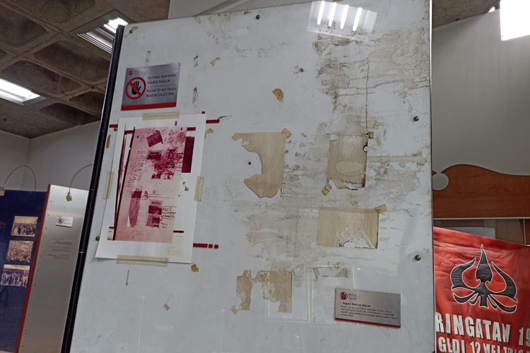 Museum Tragedi 12 Mei 1998, koleksi Museum Tragedi 12 Mei 1998, Koleksi Museum Tragedi 12 Mei 1998, Museum Gratis di Jakarta, museum tragedi 12 mei 1998 universitas trisakti, ada apa saja di Museum Tragedi 12 Mei 1998, museum gratis di jakarta barat, 7 Koleksi Museum Tragedi 12 Mei 1998, Ada Dinding Kaca Bekas Tembakan, 1. Bekas tembakan di kaca museum, 2. Papan pameran bekas tandu, 3. Barang peninggalan korban, 4. Foto-foto, 5. Kronologi, 6. Papan "In Memoriam", 7. Rekaman video