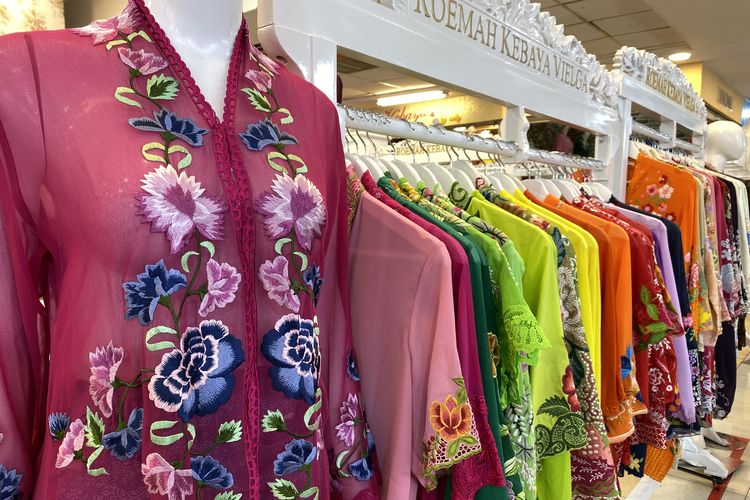Tips memakai kebaya, kebaya modern, tips memilih kebaya, tips memakai kebaya, tips pakai kebaya, kebaya kekinian remaja, kebaya kekinian untuk kondangan, pakai kebaya, mix and match kebaya, fashion kebaya kekinian, inspirasi gaya kebaya, 5 Tips Mix and Match Kebaya agar Kekinian dan Modern, 1. Pilih bahan yang tidak mengilap, 2. Padukan dengan bawahan yang lebih bebas, 3. Bermain dengan warna cerah, 4. Padukan dengan celana atau sneakers, 5. Ikuti pakem saat acara formal