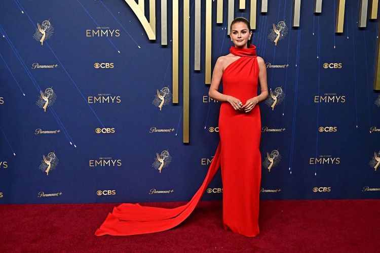 Selena Gomez, Emmy Awards, Benny Blanco, emmy awards 2025, busana selena gomez, outfit selena gomez, baju selena gomez, Outfit Selena Gomez di Emmy Awards 2025, Serasi dengan Benny Blanco
