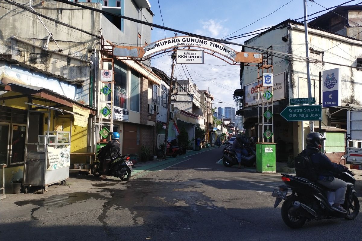 Dolly, sejarah Dolly, lokalisasi, Surabaya, lokalisasi dolly, sejarah lokalisasi dolly, sejarah dolly, sejarah dolly surabaya, sejarah gang dolly, sejarah gang dolly surabaya, sejarah lokalisasi gang dolly, asal usul gang dolly, asal usul gang dolly surabaya, Sejarah Kelam Lokalisasi Dolly Surabaya, Ada Sejak Zaman Kolonial Belanda, Dari Makam Tionghoa Hingga Munculnya Tante Dolly, Etalase Manusia di Balik Kaca, Penutupan oleh Risma: Akhir Sebuah Era, Jejak Sosok Dolly, Makam Sepi di Kota Malang