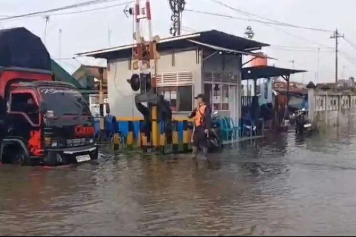 KA Ciremai, KA Harina, Pekalongan, Banjir Tutup Jalur Pantura, 145 Penumpang KA Ciremai Dialihkan ke Harina