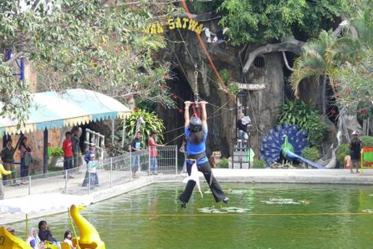 Wisata Keluarga Malang, Taman Rekreasi Sengkaling, wahana seru di sengkaling, wahana air sengkaling, spot foto sengkaling, 15 Wahana Seru di Taman Rekreasi Sengkaling Malang, Ada Bumper Boat, 1. Bumper Boat, 2. Kolam Kapal Pesiar, 3. Kolam Pesona Primitif, 4. Sepeda Air, 5. Perahu Naga, 6. Joyland Game Zone, 7. Flying Fox, 8. Kincir Angin, 9. Taman Sesat, 10. Taman Kelinci, 11. Taman Satwa, 12. Patung Gajah, 13. Sayap Warna-Warni, 14. Jembatan Cinta, 15. Puncak Goa