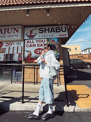 Agnez Mo, gaya Agnez Mo, Gaya Agnez Mo, Agnes Monica, gaya agnez mo, agnez mo fashion, fashion agnez mo, Inspirasi Gaya Agnez Mo yang Kasual dan Keren, Tak Ragu Tampil Beda, 1. Semi-formal dengan kemeja, 2. Printed t-shirt, 3. Ripped shorts dan t-shirt, 4. Hoodie dan shorts
