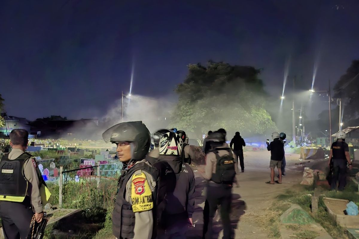 tawuran, Polisi, Makassar, Tawuran, polisi, Sulawesi Selatan, Tawuran di Kawasan Tallo Makassar Kembali Pecah, Polisi Amankan Barang Bukti, Aksi Tawuran Menggunakan Batu, Busur Panah, dan Petasan, Polisi Dapat Kendalikan Situasi, Namun Pelaku Melarikan Diri, Bukti Tawuran Ditemukan di Lokasi, Polisi Terus Bersiap, Motif Tawuran Masih Diselidiki