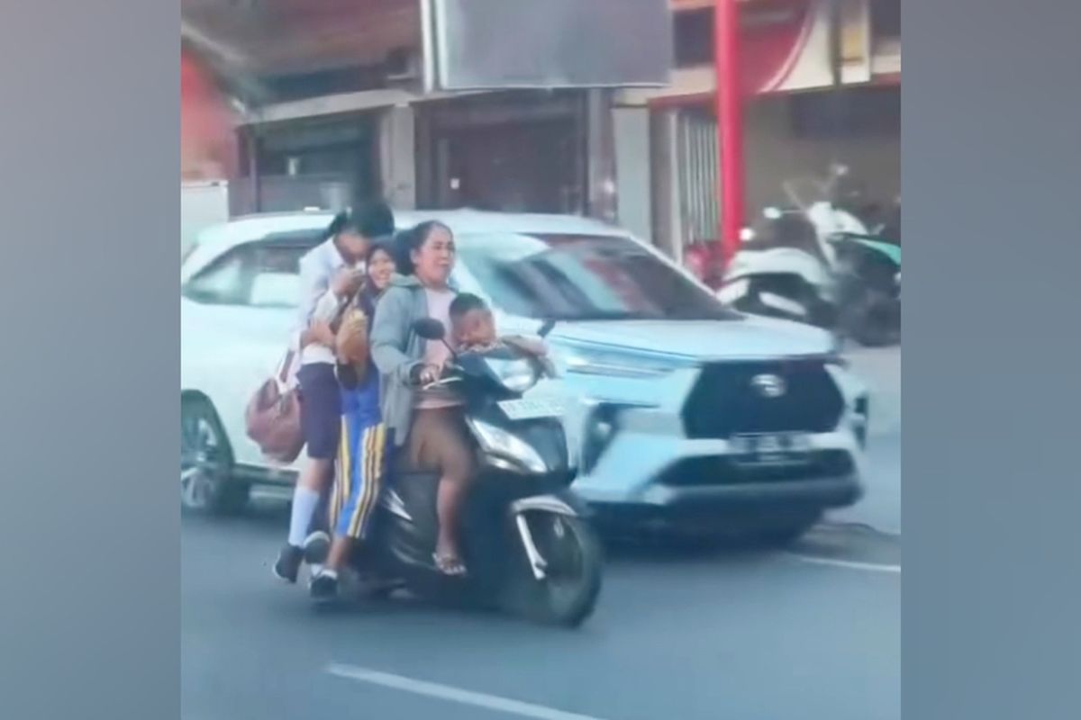 motor, naik motor, Motor, bonceng, pengendara motor, mengendarai motor, bonceng 3, Kebiasaan Menyepelekan Keselamatan, Bonceng Lebih dari Satu Penumpang