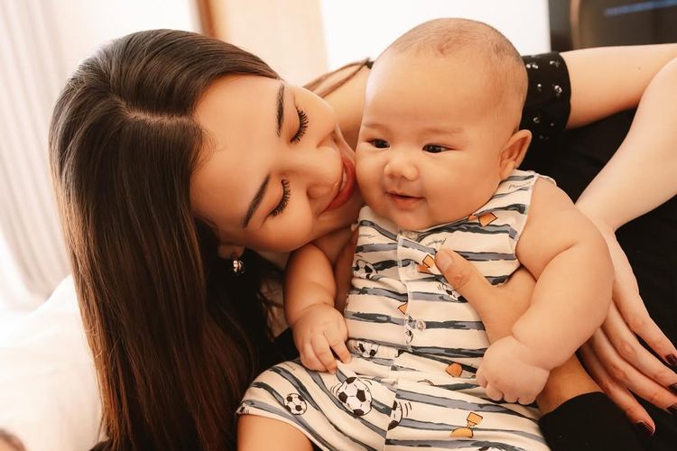 Aaliyah Massaid, Thariq Halilintar, Aaliyah Massaid dan Thariq Halilintar, aaliyah massaid jadi ibu, baby arash anak thariq, 7 Momen Hangat Aaliyah Massaid dan Thariq Halilintar dengan Baby Arash yang Berusia 3 Bulan, 1. Momen hangat keluarga kecil, 2. Busana sporty, 3. Thariq gendong dan cium Baby Arash, 4. Peluk hangat ibu, 5. Baby Arash tengkurap di kasur, 6. Momen bertiga di dekat jendela, 7. Kebersamaan penuh tawa