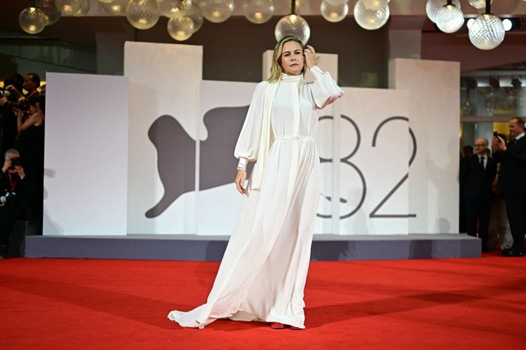 George Clooney, Emma Stone, Amal Clooney, Adam Sandler, red carpet, Shailene Woodley, Willem Dafoe, venice film festival 2025, festival film venesia 2025, red carpet venice film festival, alicia silverstone, 6 Gaya Artis Hollywood di Red Carpet Venice Film Festival 2025, Ada George Clooney, 1. George Clooney dan Amal Clooney, 2. Emma Stone, 3. Willem Dafoe, 4. Shailene Woodley, 5. Alicia Silverstone, 6. Adam Sandler