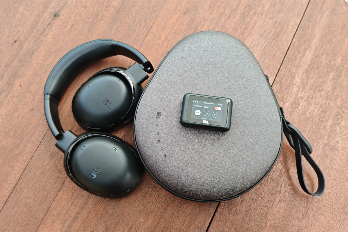 headphone, hands on, JBL Tour One M3 Smart Tx, fitur JBL Tour One M3 Smart Tx, spesifikasi JBL Tour One M3 Smart Tx, Hands-on JBL Tour One M3 Smart Tx: Ringan, Suara, Kotak kemasan simpel, isian lengkap, Headphone ringan, bantalan empuk, Konektivitas, Kontrol musik layar sentuh, ANC efektif redam bising, Audio "nendang" dan bisa diatur, Kesimpulan