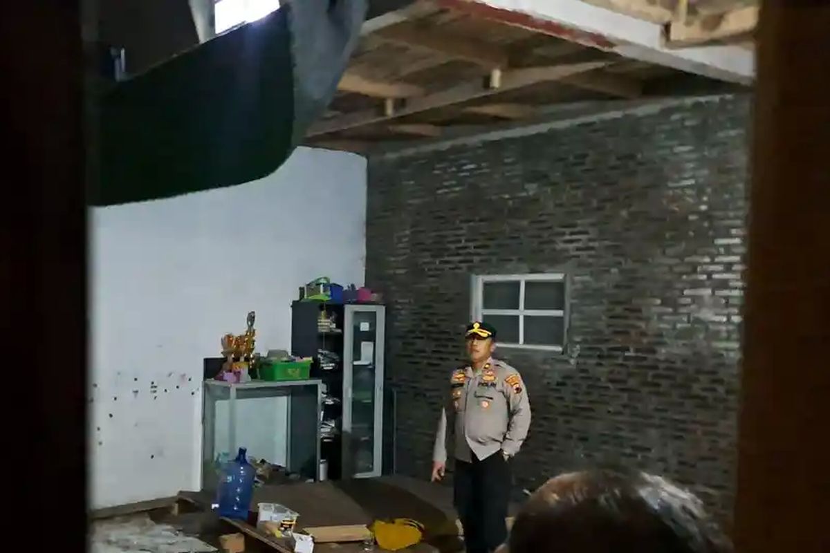 Purwokerto, Sekolah Alam Purwokerto, sekolah alam purwokerto ambruk, sekolah alam purwokerto ambruk saat peringatan hari guru, Lantai Dua Gedung Sekolah Alam Purwokerto Ambruk saat Rapat, 24 Guru Jadi Korban, Saksi Mata Ungkap Detik-detik Kejadian, Kondisi Korban dan Penanganan Medis, Kronologi Runtuhnya Lantai Dua Sekolah Alam Purwokerto, Penyelidikan dan Dugaan Awal Penyebab Insiden