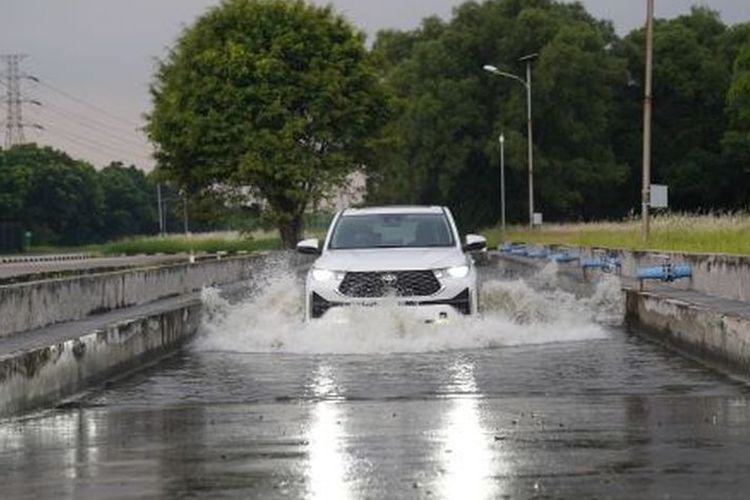 mobil hybrid, Mobil hybrid, biaya perbaikan, Banjir jabodetabek, Kerusakan kendaraan, Mobil Hybrid, Biaya Perbaikan Mobil Hybrid Terendam Banjir di Jabodetabek