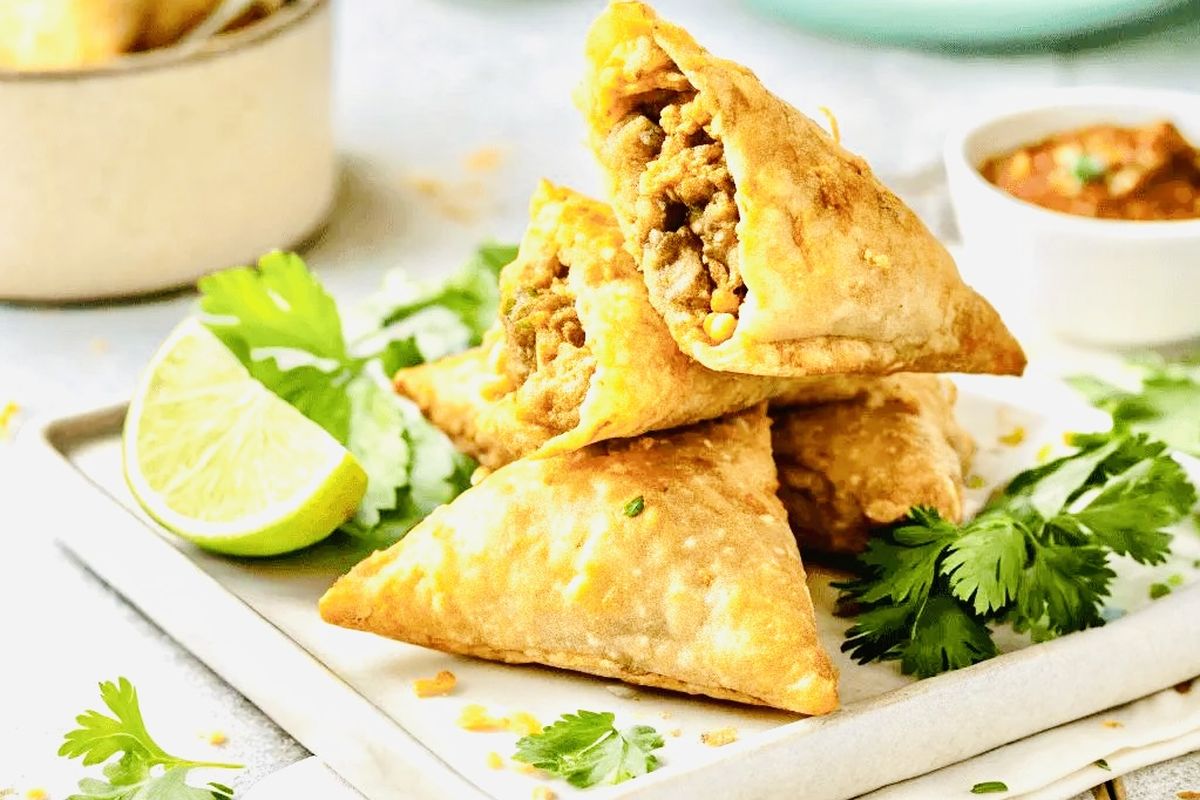renyah, ayam, samosa, camilan, buka puasa, keluarga, Resep Samosa Ayam Renyah, Camilan Praktis untuk Buka Puasa, Bahan-bahan samosa ayam, 1. Bahan kulit samosa, 2. Bahan isi samosa, 3. Bahan tambahan, Berikut ini adalah langkah-langkah membuat samosa ayam yang renyahLangkah 1: Membuat Kulit Samosa, Langkah 2: Menyiapkan isian ayam, Langkah 3: Melipat dan menggoreng