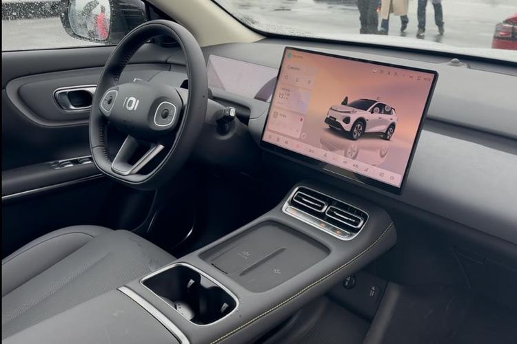 SUV listrik, mobilitas perkotaan, Changan Nevo Q05, Review Changan Nevo Q05: Siap Hadang Pasar SUV Listrik Indonesia?, Interior: Sentuhan Minimalis, Fitur Unggulan, Dinamika Listrik yang Responsif, Kesimpulan