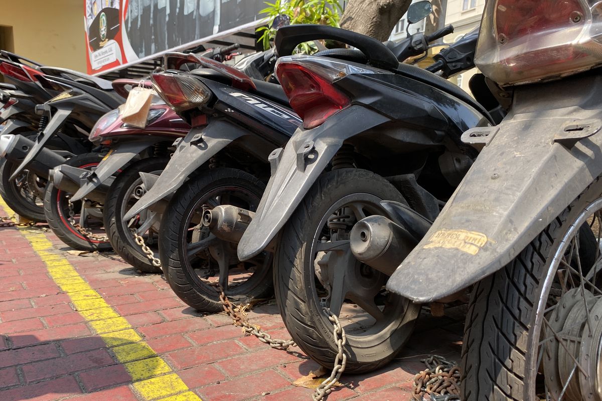 pelat nomor, Polda Metro Jaya, Pelat nomor, kendaraan bermotor, Kendaraan Bermotor, otomotif, tilang, TNKB, aturan berkendara, Motor Tanpa Pelat Nomor Belakang Jadi Incaran Polisi