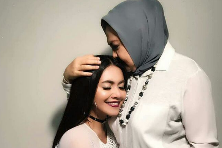 Denada, Denada Elizabeth Anggia Ayu Tambunan, Profil Denada, Penyanyi Era 90-an yang Digugat atas Dugaan Penelantaran Anak, Awal karier dan julukan ratu rap Indonesia, Daftar album dan karya musik Denada, Aktivitas di dunia seni peran dan politik, Gugatan atas dugaan penelantaran anak