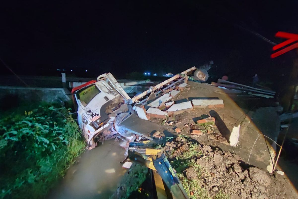 Kecelakaan, KA Gajayana Tabrak Truk di Kebumen, Sopir Tewas di Lokasi, Pos Jaga Hancur