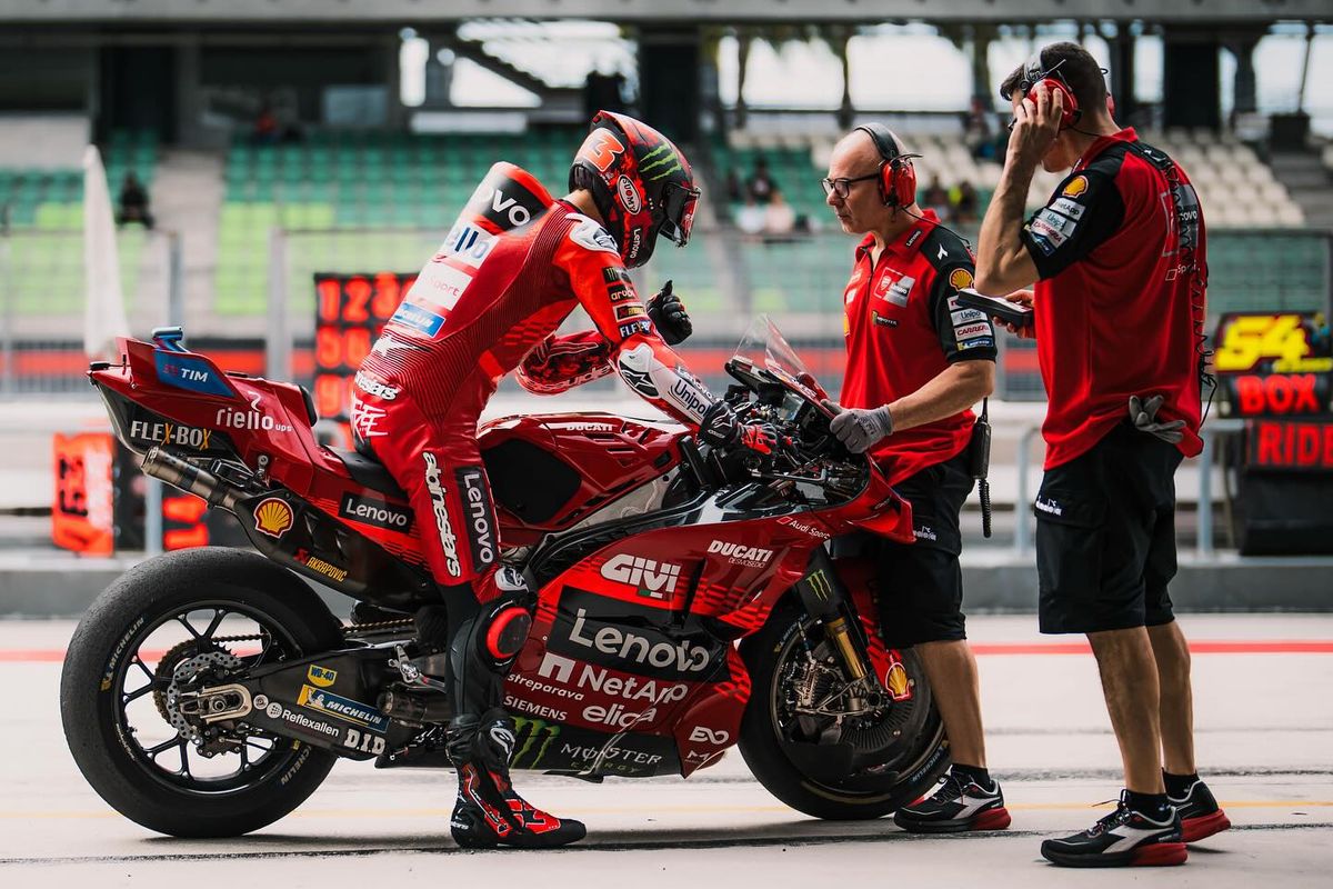 Francesco Bagnaia, Ducati, Marc Marquez, Jorge Martin, Desmosedici GP25, MotoGP, ducati, Sirkuit Aragon, motogp 2025, MotoGP Aragon 2025, Tepis Rumor ke Yamaha, Bagnaia Sekaligus Sindir Marquez dan Martin