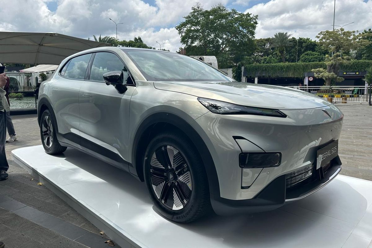 Changan, REEV, Jaecoo J7 SHS, Range Extended Electric Vehicle, Super Hybrid System, Deepal S05 REEV, plug-in hybrid, Komparasi SUV Hybrid: Changan Deepal S05 REEV Vs Jaecoo J7 SHS, Eksterior: Elegan Minimalis Lawan Tangguh Petualang, Interior dan Dimensi: Kenyamanan Lawan Fitur Pintar, Performa: Karakter Listrik Murni Vs Kekuatan Turbo, Jarak Tempuh: Siapa Paling Jauh?, Kesimpulan