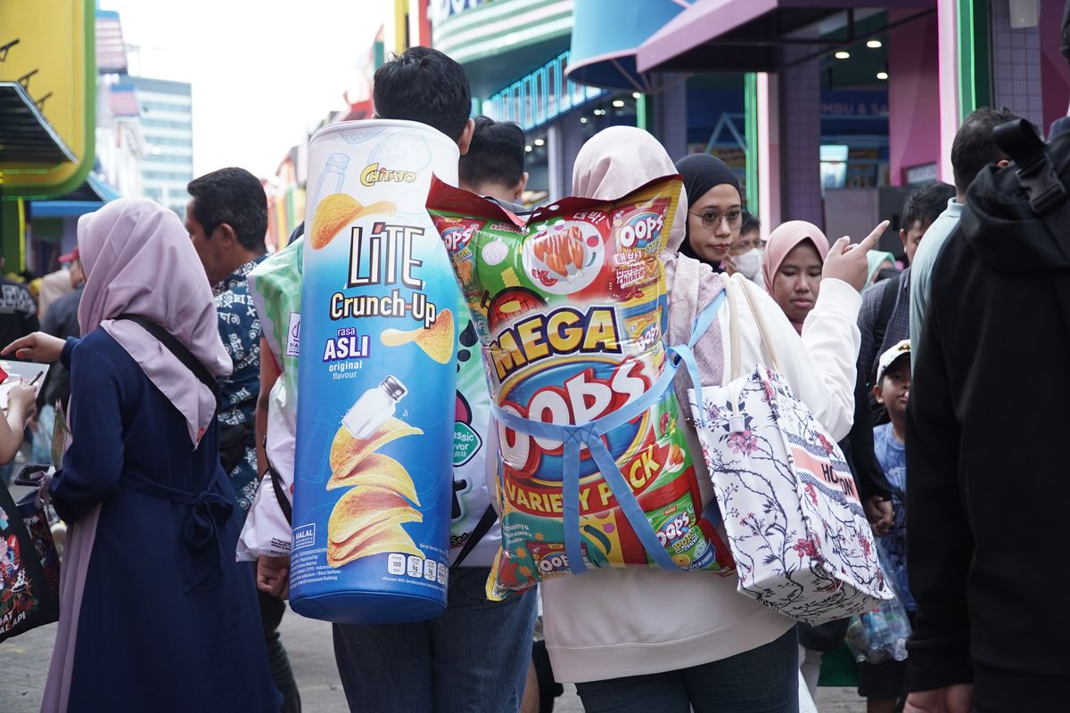 Pekan Raya Jakarta, PRJ 2025, tas snack jumbo, jakarta fair 2025, tas jumbo prj 2025, Tas Snack Jumbo Jadi Tren di PRJ 2025, Berapa Harganya?