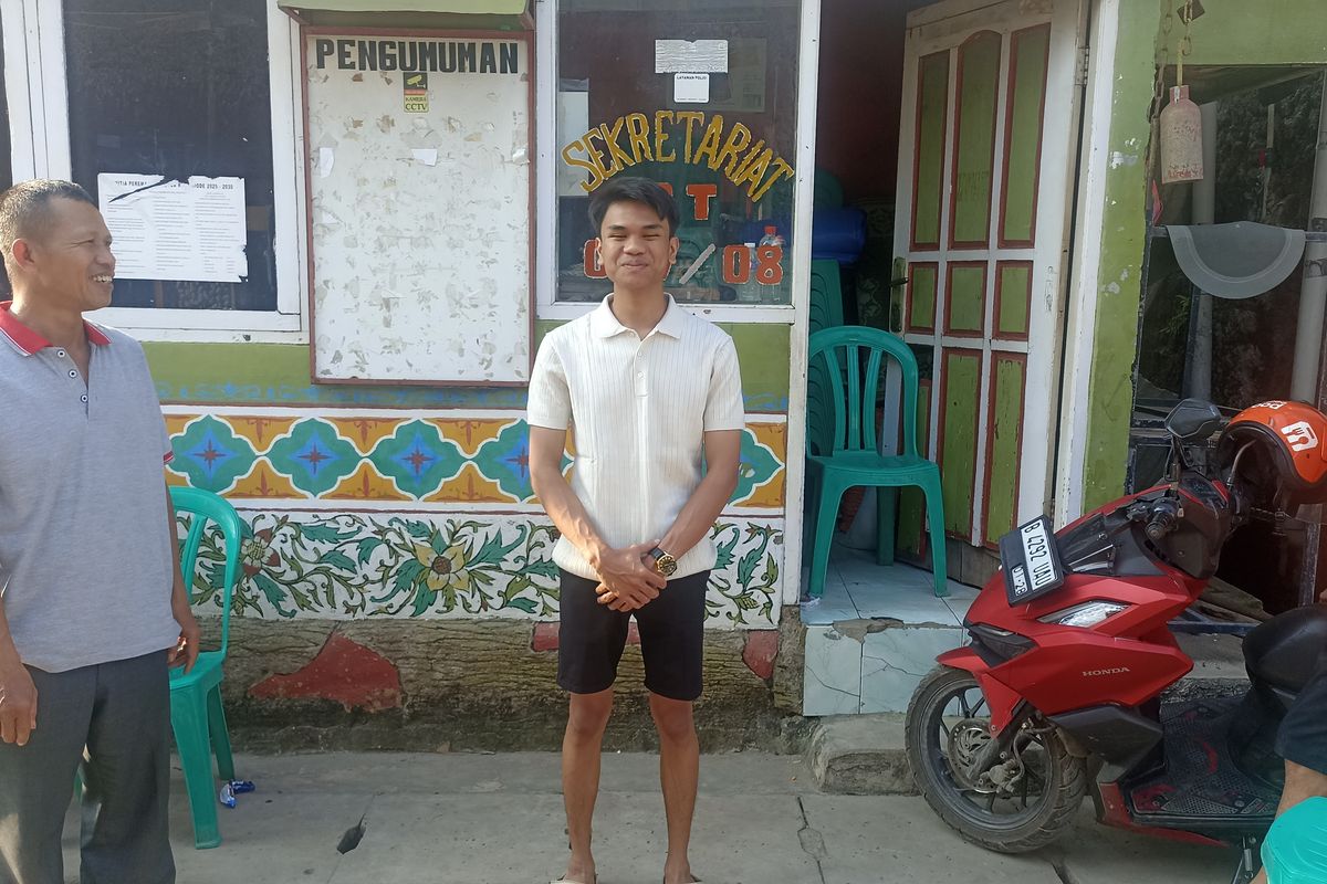 Sahdan Arya, Ketua RT, Rawa Badak Selatan, Jakarta Utara, ketua RT, Ketua RT muda, Ketua RT Gen Z, Pengecoran jalan swadaya, Mahasiswa jadi Ketua RT, Jalan rusak Rawa Badak Selatan, Sahdan Arya Maulana, Anak muda memimpin lingkungan, Kisah Sahdan Arya, Mahasiswa 19 Tahun Jadi Ketua RT Termuda di Jakarta Utara