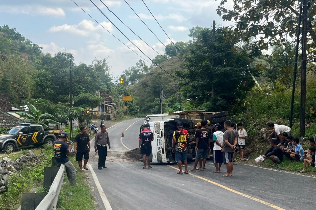 bahaya truk odol, truk odol adalah, sikap menghadapi truk ODOL di jalan, Truk ODOL Rawan Terguling, Pengendara Lain Wajib Jaga Jarak