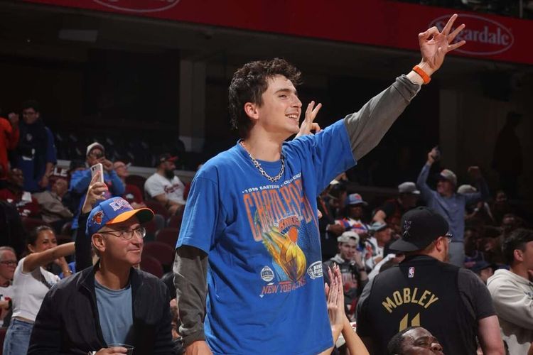 perhiasan, Timothée Chalamet Pakai Kalung 3.500 Berlian saat Kencan dengan Kylie Jenner, Kalung Timothée Chalamet disebut penuh 3.500 berlian, Timothée Chalamet pilih sendiri kalungnya, Kylie Jenner dan Timothée Chalamet makin sering bersama, Alex Moss sering buat perhiasan selebritas Hollywood