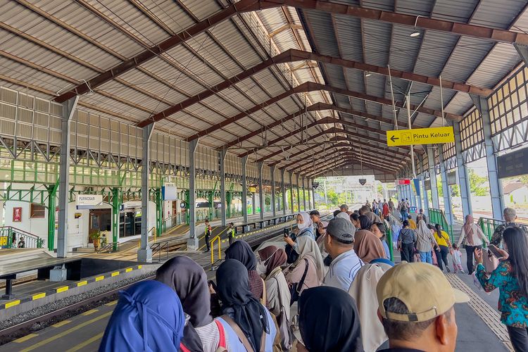 libur Natal, Pengalaman Naik KRL Solo-Yogya Saat Libur Natal, Siapkan Kekuatan Kaki, Sempat lega karena KRL cukup lengang dari Solo, KRL Solo-Yogya makin penuh, Tetap berdiri saat kembali dari Yogyakarta, Penumpang pria yang sehat, kemungkinan besar berdiri