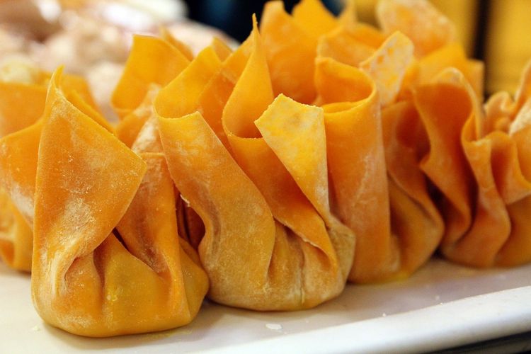 Shio Kuda Api, pangsit, Kenapa Harus Makan Pangsit Saat Imlek? Intip Sejarah dan Mitos, Sejarah Panjang dari Masa Tiga Kerajaan, Simbol Batangan Emas dan Mitos Kekayaan, Makna Filosofis di Balik Isian Pangsit, Pantangan Saat Festival Musim Semi