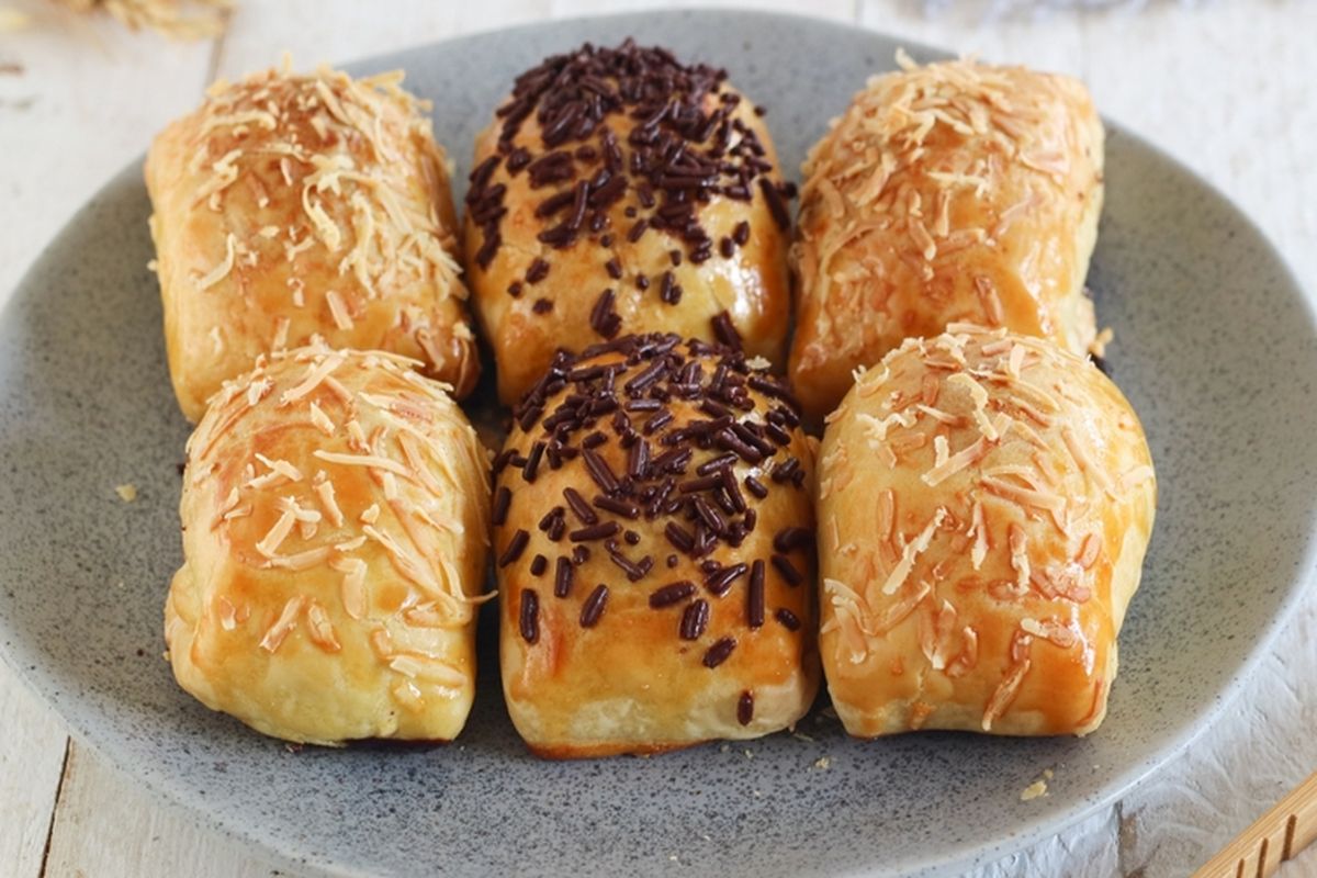 resep pisang bolen, camilan pisang, resep kulit pastry, resep pisang bolen renyah dan empuk, pisang bolen tanpa korsvet, pisang bolen ekonomis, cara membuat bolen berlapis, Resep Pisang Bolen No Puff Pastry, Berlapis Sempurna, Cuma Pakai Margarin Biasa, Resep Pisang Bolen Homemade, Cara Membuat Pisang Bolen Homemade, Tips agar Lapisannya Kering dan Renyah, Hasil Akhir