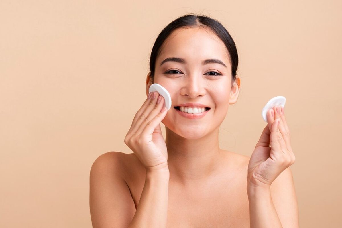 kulit sensitif, membersihkan makeup, tips membersihkan makeup, membersihkan makeup untuk kulit sensitif, menghapus makeup, cara membersihkan kulit sensitif, 7 Tips Membersihkan Makeup dengan Aman untuk Kulit Sensitif, 1. Pilih pembersih yang lembut , 2. Gunakan micellar water atau cleansing oil, 3. Jangan menggosok kulit terlalu kasar, 4. Lakukan double cleansing, 5. Hindari penggunaan tisu basah, 6. Perhatikan area mata dan bibir, 7. Tutup dengan skincare yang melembabkan