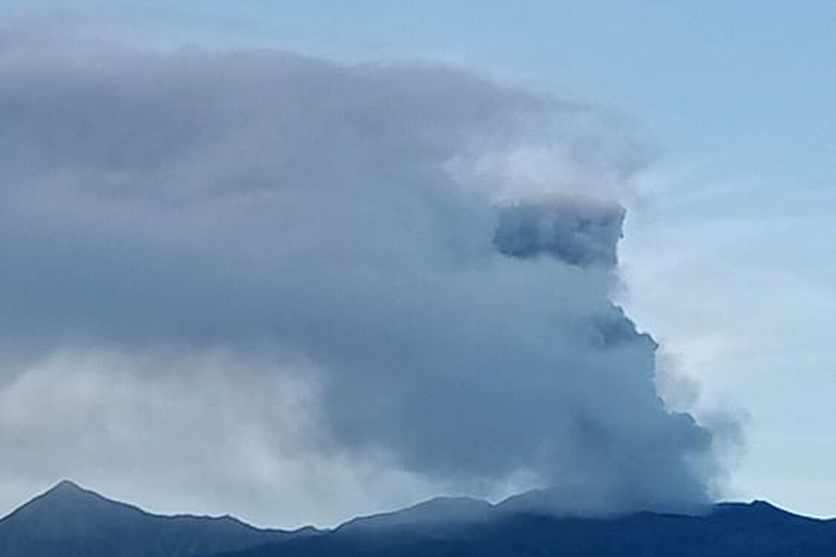 Gunung Dukono, Halmahera Utara, gunung dukono, Gunung Dukono erupsi, gunung dukono di halmahera utara, Gunung Dukono Erupsi, Semburkan Abu Vulkanik 1.200 Meter ke Udara